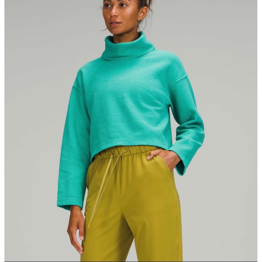 Lululemon Ribbed Funnel Neck Textured Cowl Neck Pullover Cropped Sweatshirt ML